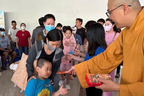 Chùa Tường Nguyên tặng hơn 600 phần quà đến bệnh nhân ung bướu có hoàn cảnh khó khăn