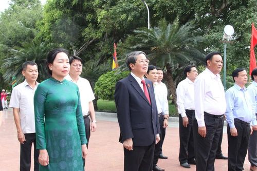 Phó Chủ tịch Quốc hội Nguyễn Đức Hải thăm, tặng quà gia đình chính sách ở Bình Định