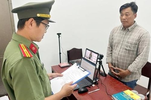 Gọi cửa không được, nam thanh niên dùng súng bắn vào camera
