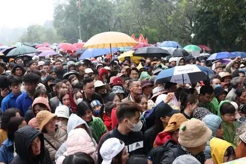 Hàng vạn người đổ về Đền Hùng bất chấp mưa rét