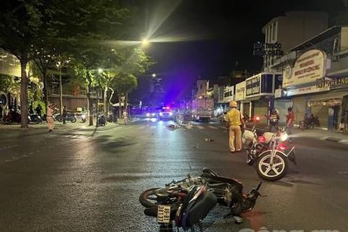 Xe máy trượt dài trên đường lúc rạng sáng, một nhân viên quán nhậu tử vong