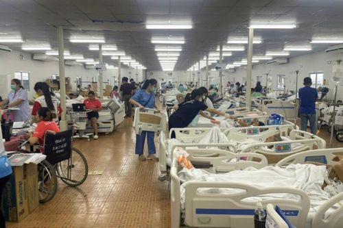 Cung thể thao biến thành bệnh viện dã chiến cứu bệnh nhân động đất ở Thái Lan