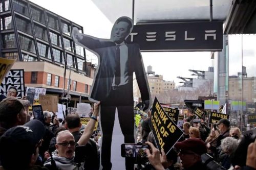 Tesla Takedown: Làn sóng biểu tình gây sức ép lên tỷ phú Elon Musk