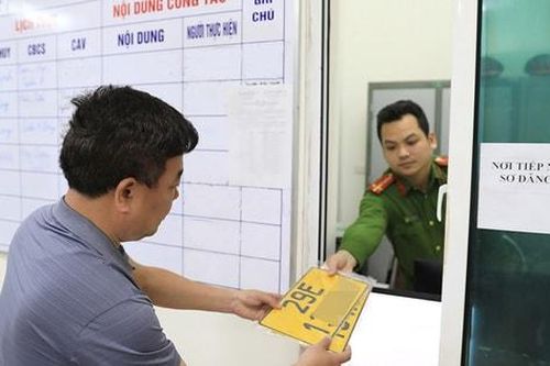 Đăng ký, cấp biển số ô tô ở cấp xã:Thuận lợi, tiết kiệm thời gian, chi phí