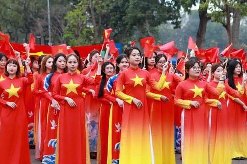 500 sinh viên mặc áo dài cờ đỏ sao vàng tại quảng trường Đông Kinh Nghĩa Thục