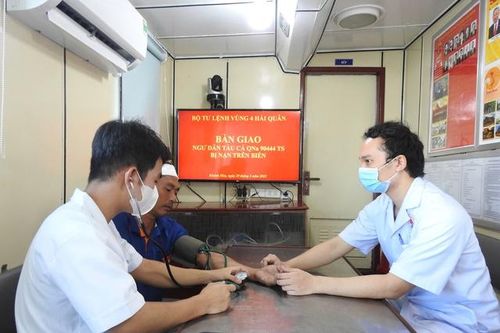 Tàu hải quân bàn giao ngư dân gặp nạn cho gia đình