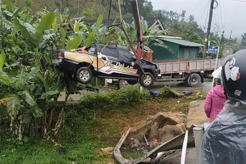 Xe máy va chạm ô tô bán tải, ba người thương vong