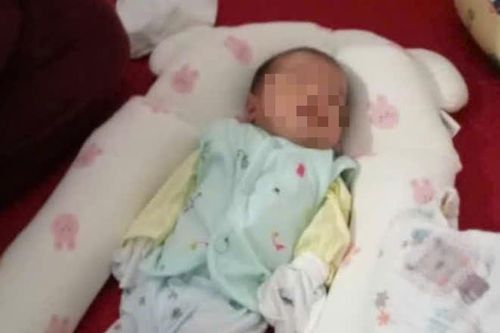 Đi tập thể dục buổi sáng, người đàn ông Hải Dương bất ngờ phát hiện bé trai sơ sinh bị bỏ rơi
