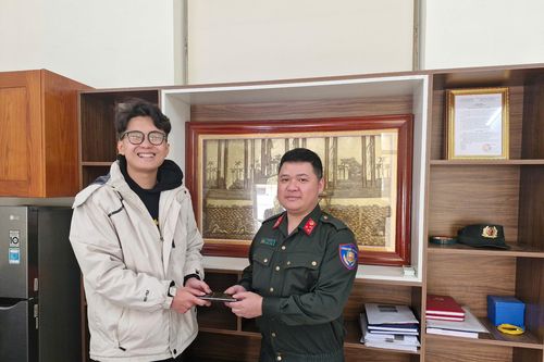 Trả lại tài sản bị đánh rơi, Cảnh sát Cơ động Hà Nội lan tỏa hình ảnh đẹp