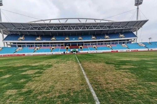 V-League trở lại với ồn ào 'mặt sân như mặt ruộng'