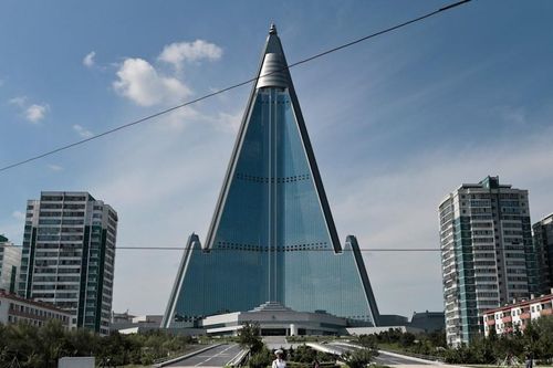 'Khách sạn tận thế' bỏ hoang gần 40 năm ở Triều Tiên
