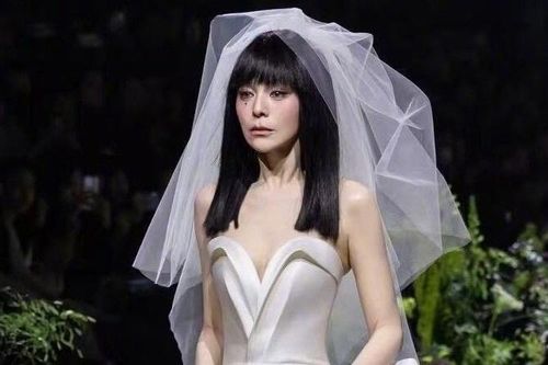 Diễn viên 'Tân dòng sông ly biệt' gây sốt