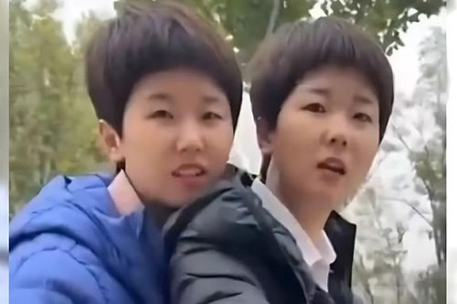 Chơi thân vì giống nhau 99%, 2 cô gái bất ngờ phát hiện là song sinh