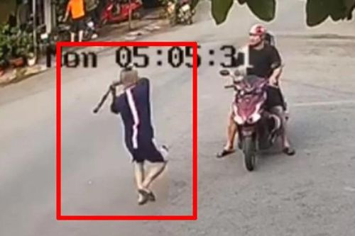 Xác minh tài xế ôtô cầm gậy hành hung người đi xe máy ở Bình Dương