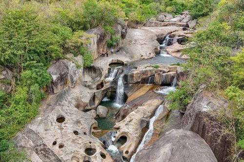 'Hồ vô cực' giữa suối ở Ninh Thuận hút khách