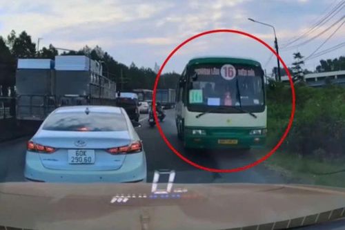 Khoảnh khắc xe buýt ở Đồng Nai phóng ngược chiều trên quốc lộ 1