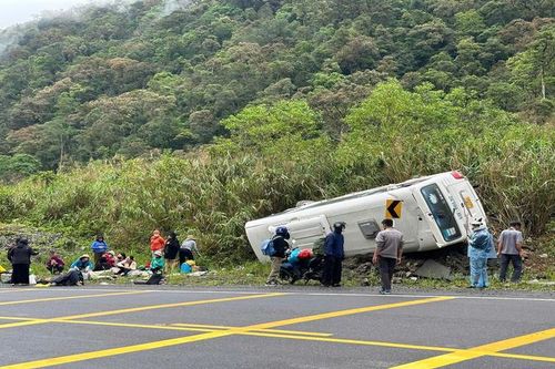 Lật xe khách trên đèo Khánh Lê, 6 người bị thương