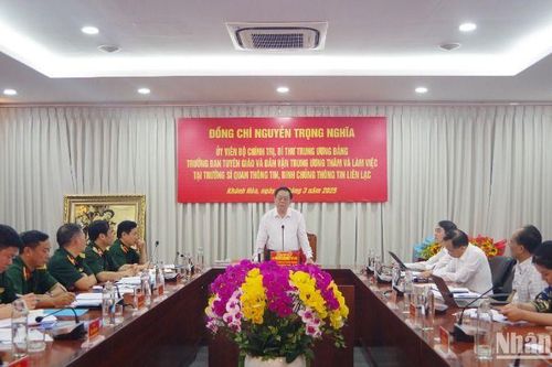 Đồng chí Nguyễn Trọng Nghĩa thăm và làm việc tại Trường Sĩ quan Thông tin