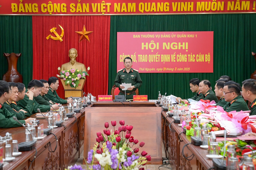 12 cán bộ Quân khu 1 nhận Quyết định điều động, bổ nhiệm cán bộ
