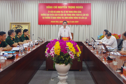 Đồng chí Nguyễn Trọng Nghĩa thăm và làm việc tại Trường Sĩ quan Thông tin