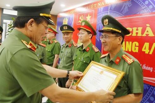 Chủ tịch UBND TP Đà Nẵng tặng Bằng khen cho các tập thể, cá nhân thuộc Công an thành phố