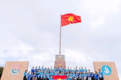 Tuổi trẻ TP. HCM mang yêu thương đến đảo xa qua 'Hành trình Thanh niên, sinh viên với biển đảo Tổ quốc, năm 2025'
