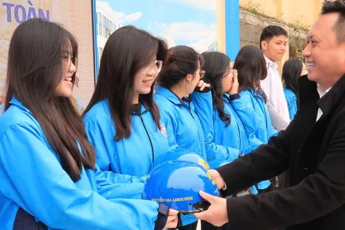 Tặng 2.380 mũ bảo hiểm đạt chuẩn cho giáo viên, học sinh Hải Phòng