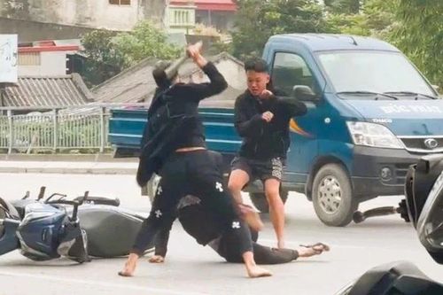 Bắt kẻ côn đồ chém người giữa phố