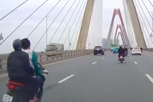 Xử lý nhóm thanh niên đi xe máy vi phạm an toàn giao thông trên cầu Nhật Tân