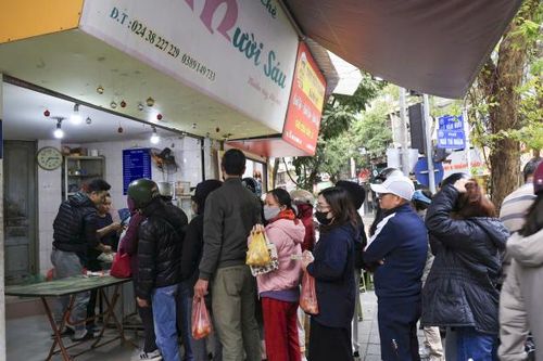 Người dân xếp hàng dài chờ đợi mua bánh trôi, bánh chay ngày Tết Hàn thực