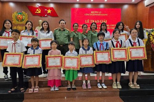 Trao giải cuộc thi viết - vẽ chủ đề 'Con yêu bố mẹ - Người chiến sĩ Công an nhân dân'