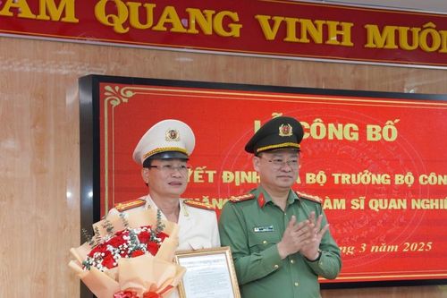 Thăng hàm Đại tá cho Phó Giám đốc Công an TP Huế