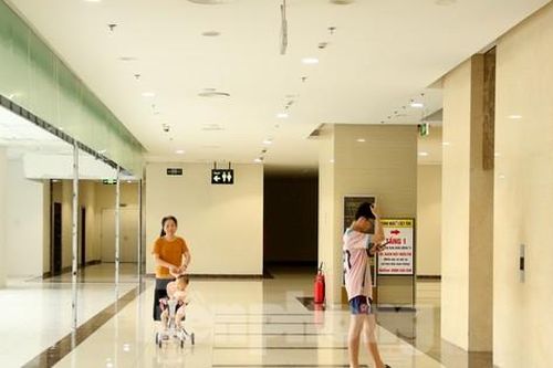 Hà Nội: Trung tâm thương mại 'rỗng' khách, nhiều nơi thành chỗ... thể dục
