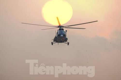 Phi đội trực thăng đón ánh bình minh