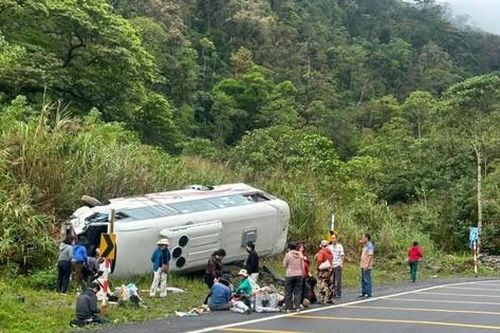 Xe chở 25 người lật nhào trên đèo nối Nha Trang - Đà Lạt