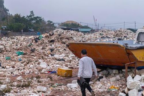 Phao xốp chất đống gây ô nhiễm tại cảng cá lớn nhất Vân Đồn