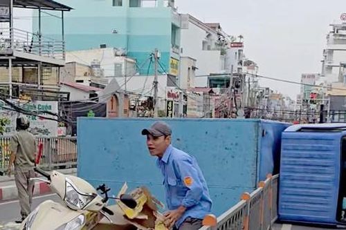 Xe tải lật ngang trên cầu chữ Y ở TPHCM