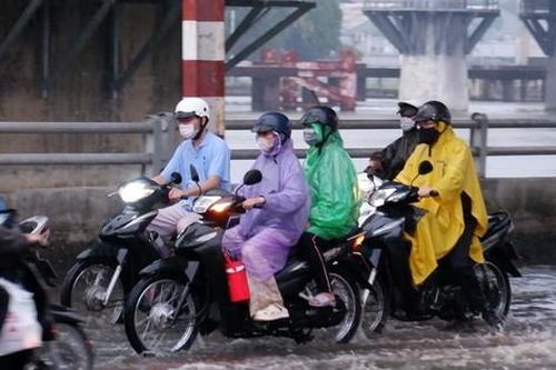 TPHCM đón triều cường kết hợp mưa trái mùa