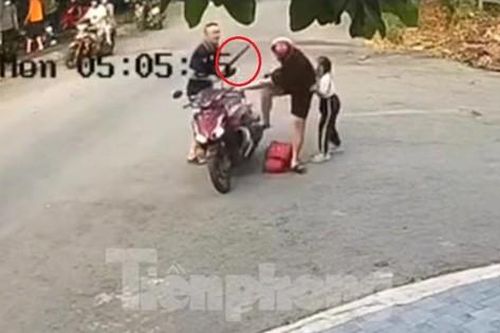 Người đàn ông chở con đi học bị tài xế ô tô dùng gậy tấn công