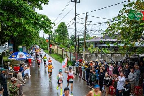 Xóm nhỏ, nhà tôi ở đó, runner chạy ngang qua…