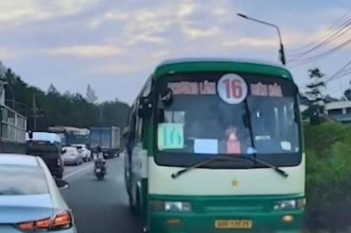 Xe buýt chạy ngược chiều trên quốc lộ 1 ở Đồng Nai