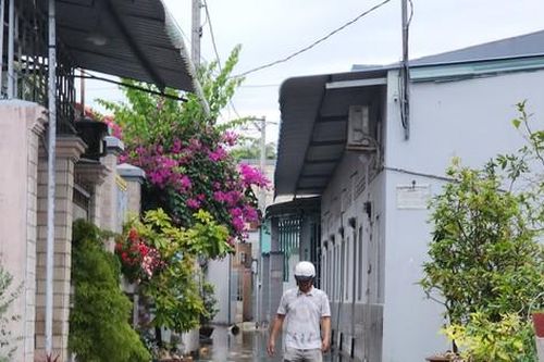 Đường ngập sâu do triều cường, người dân TP Mỹ Tho chật vật di chuyển