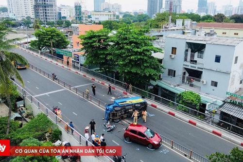 Xe tải lật ngang ở cầu chữ Y, giao thông ùn ứ
