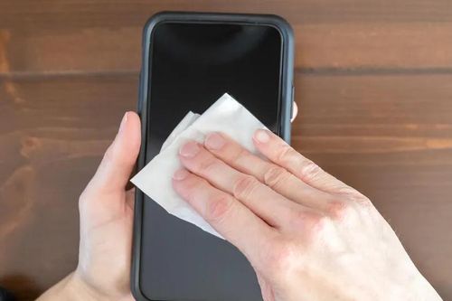 Điện thoại bẩn hơn bệ bồn cầu, làm sao để vệ sinh đúng cách?