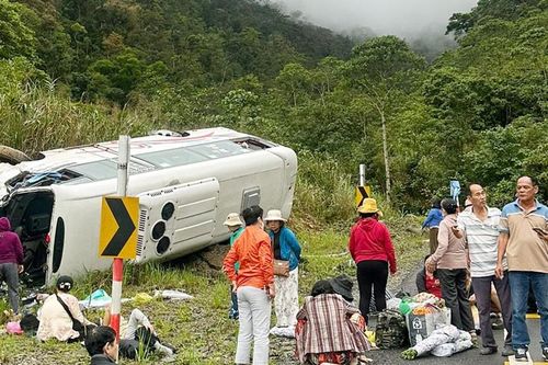 Xe chở 25 người lật trên đèo Khánh Lê, khách hoảng loạn tìm cách thoát ra ngoài