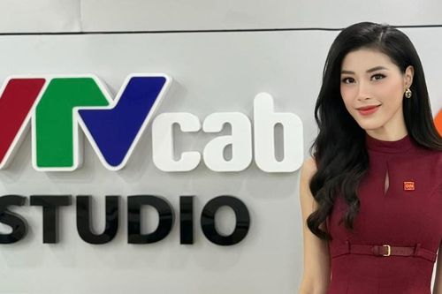 Hoa khôi bóng chuyền Đặng Thu Huyền 'biến hình' thành MC truyền hình