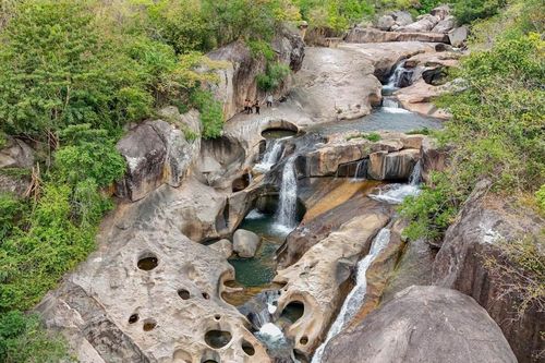 'Hồ vô cực' nằm cheo leo giữa con suối Ba Hồ độc đáo ở Ninh Thuận hút khách