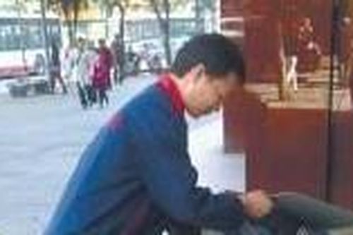 Người đàn ông phát hiện nhiều cọc tiền trong máy tính cũ