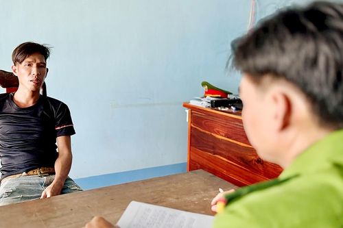 Bé 8 tuổi bị cha dượng tung lên cao rồi thả xuống sàn đã tử vong