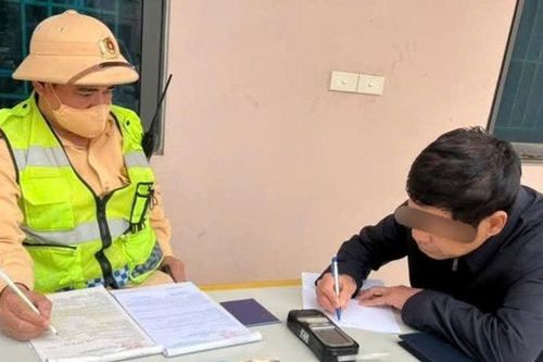 Kịp thời xác minh tài xế ô tô đi ngược chiều trên Quốc lộ 15
